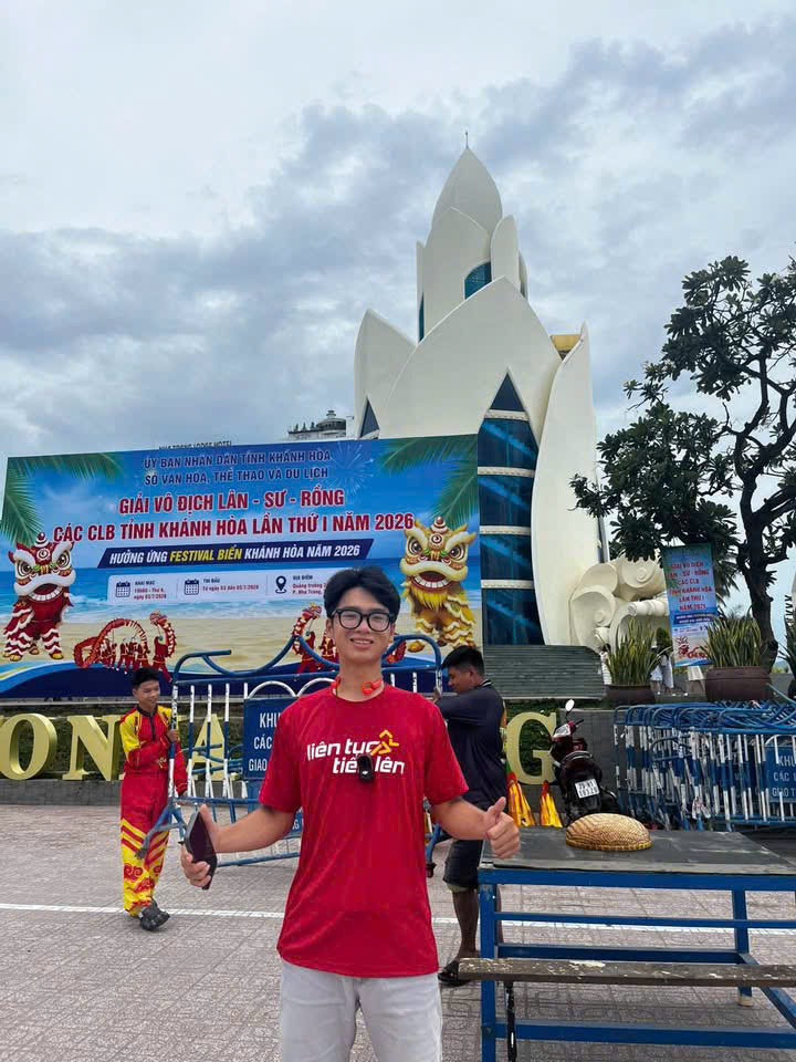 Hoàn thành buổi chạy — check-in trước tháp Trầm Hương