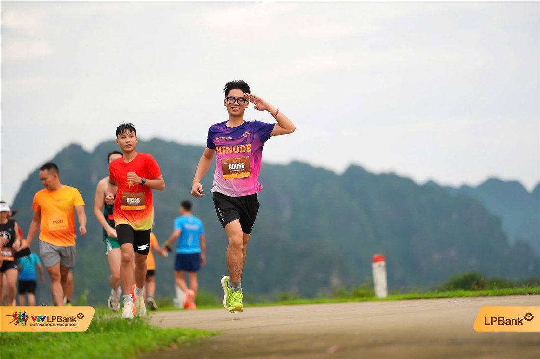 Quyền chạy 21km tại Marathon Quốc tế VTV LPBank Ninh Bình, núi đá vôi phía sau