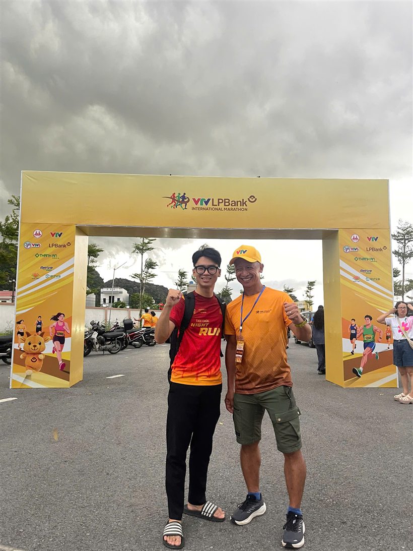 Quyền chụp cùng chú Giang Mê Chạy dưới cổng VTV LPBank International Marathon