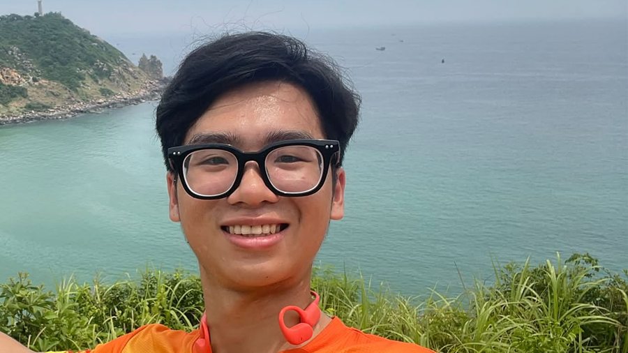 Người chạy bộ hít thở đều khi chạy